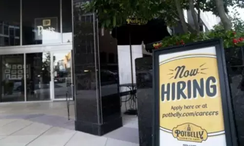 US jobless claims slightly drop last week