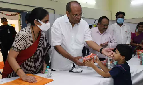 GHMC distributes fruits in govt hospitals