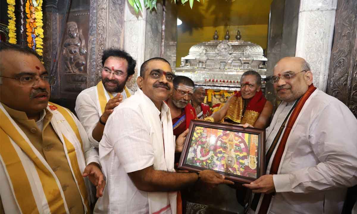 Amit Shah offers prayers at Ujjaini Mahankali temple