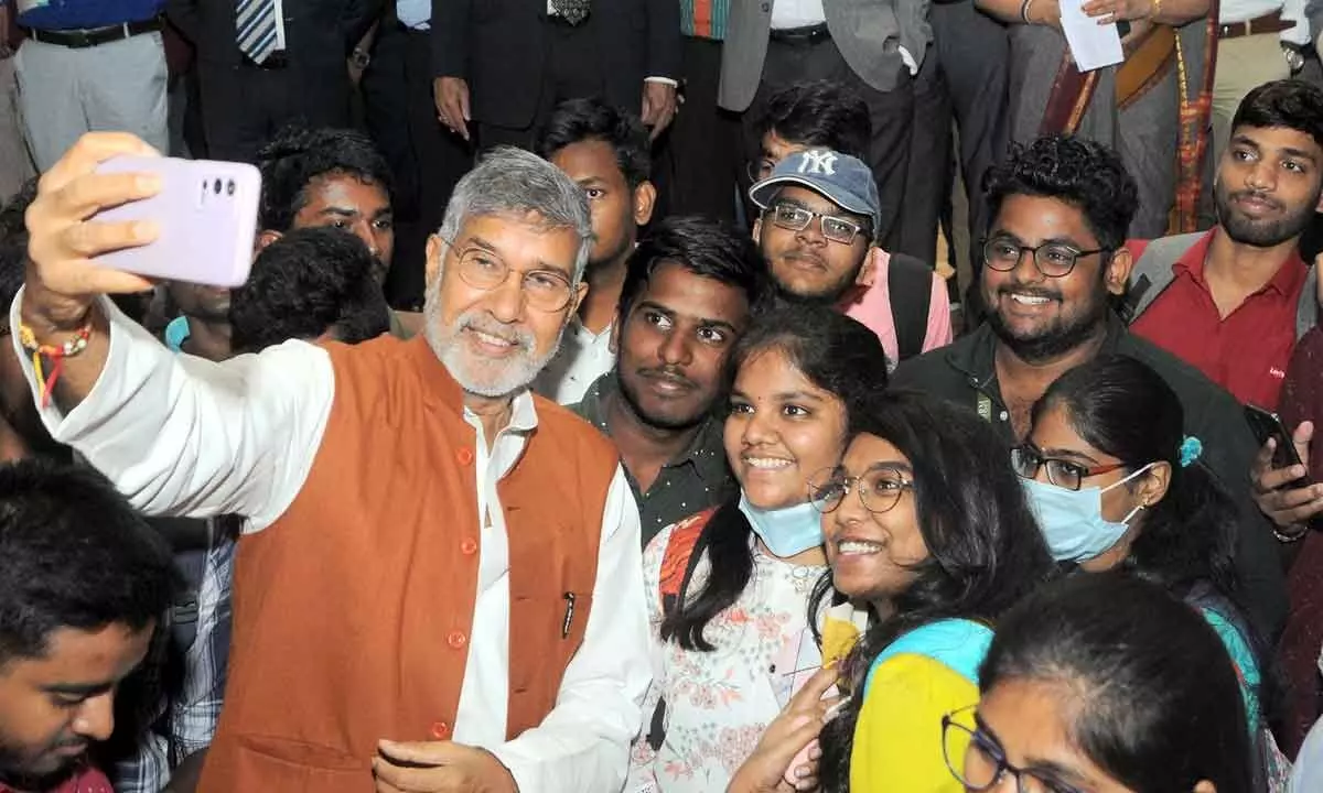 Nobel Peace laureate Kailash Satyarthi taking a selfie with students at SRM University near Mangalagiri on Monday 		                               Photo: Ch Venkata Mastan