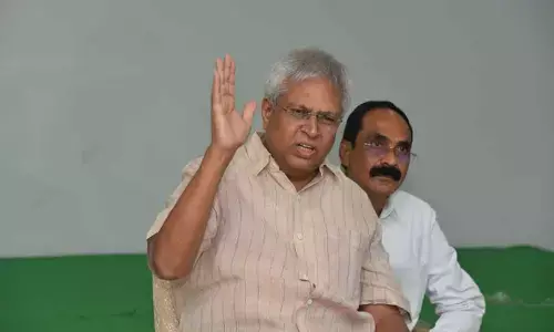 Ex-MP Vundavalli Arun Kumar addressing the media in Rajamahendravaram on Monday