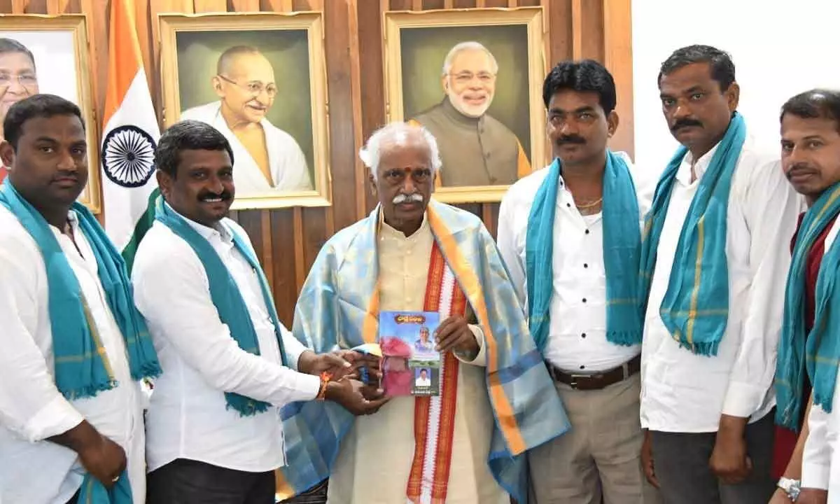 Haryana Governor Bandaru Dattatreya interacting with  a delegation of turmeric farmers in Hyderabad on Tuesday