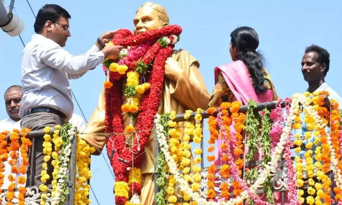 District Collector K V N Chakradhar Babu garlanding the statue of Tanguturi Prakasam Pantulu at Madras Bus Stand in Nellore on Tuesday