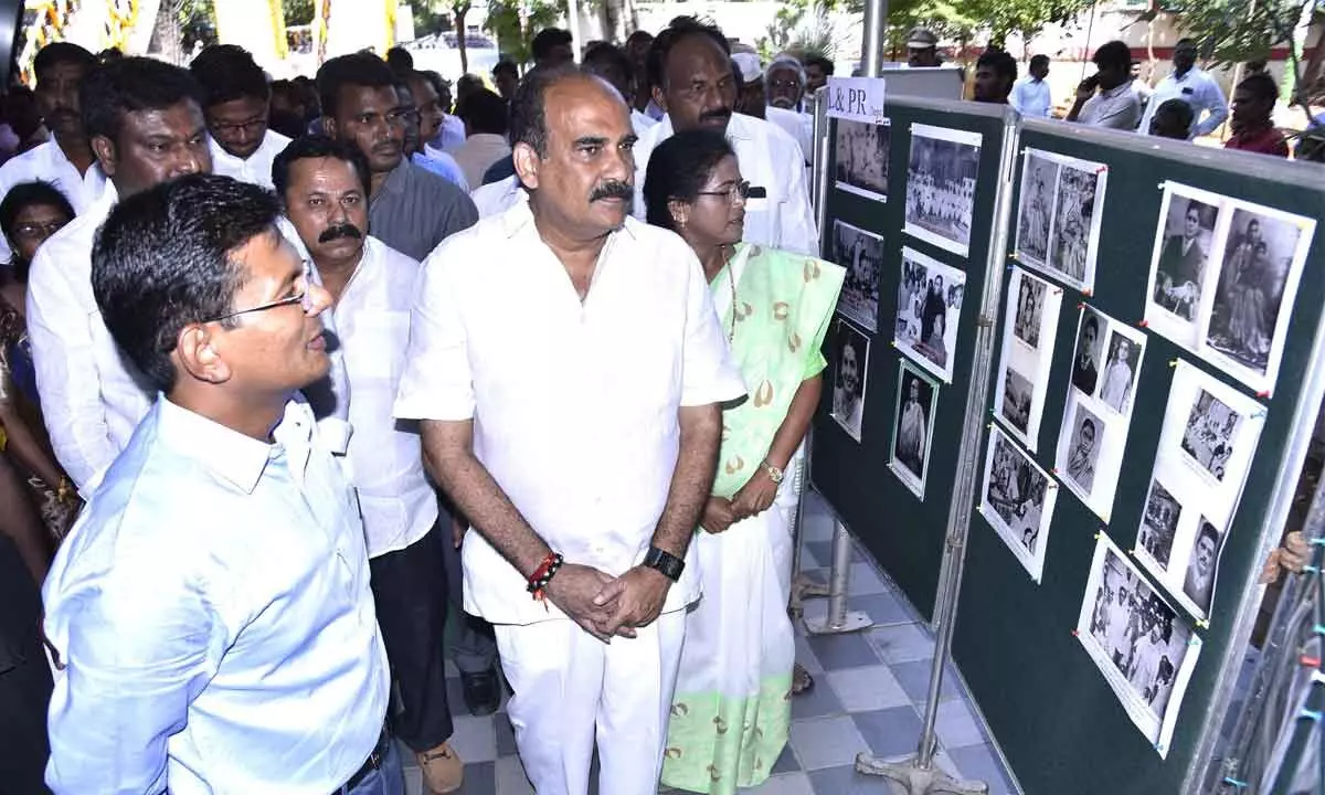 Prakasam District Collector AS Dinesh Kumar, MLA Balineni Srinivasa Reddy and others observing a photo exhibition as part of Prakasam Pantulus 151st birth anniversary celebrations in Ongole on Tuesday