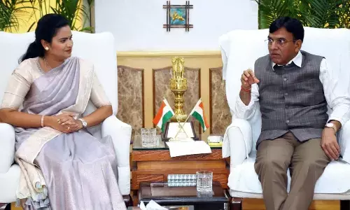 Medical and Health Minister Vidadala Rajini interacting with Union Minister for Medical and Health Mansukh Mandaviya in New Delhi on Wednesday