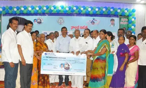 State committed to welfare of weavers: Collector