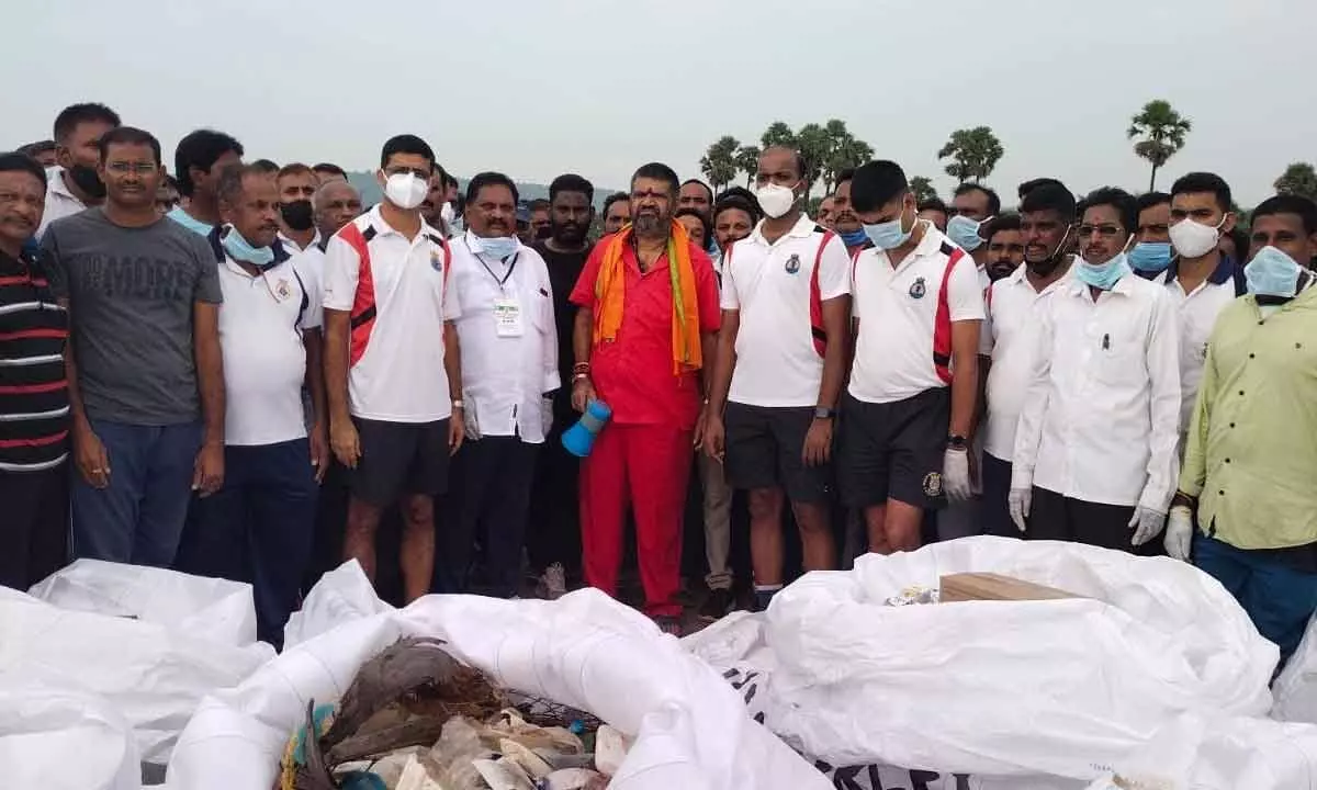 Visakhapatnam: Thousands take part in mega beach clean up drive