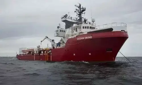 Mediterranean rescue ships save more people, await safe harbour