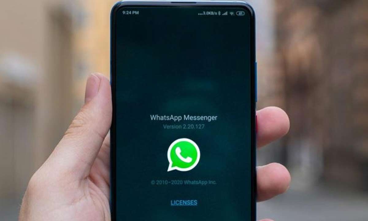 WhatsApp brings a new camera shortcut in its update