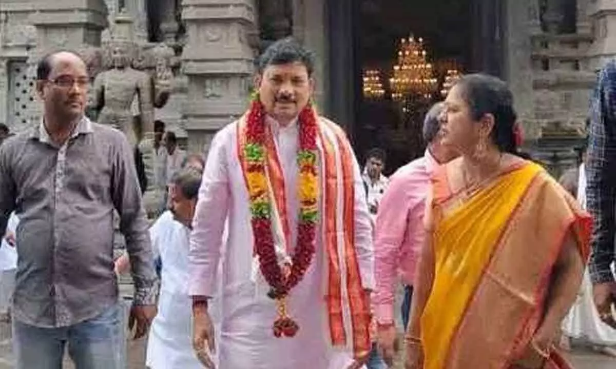 Union Minister of State for Information and Broadcasting Devusinh Jesingbhai Chauhan visiting Yadadri temple along with his family on Monday