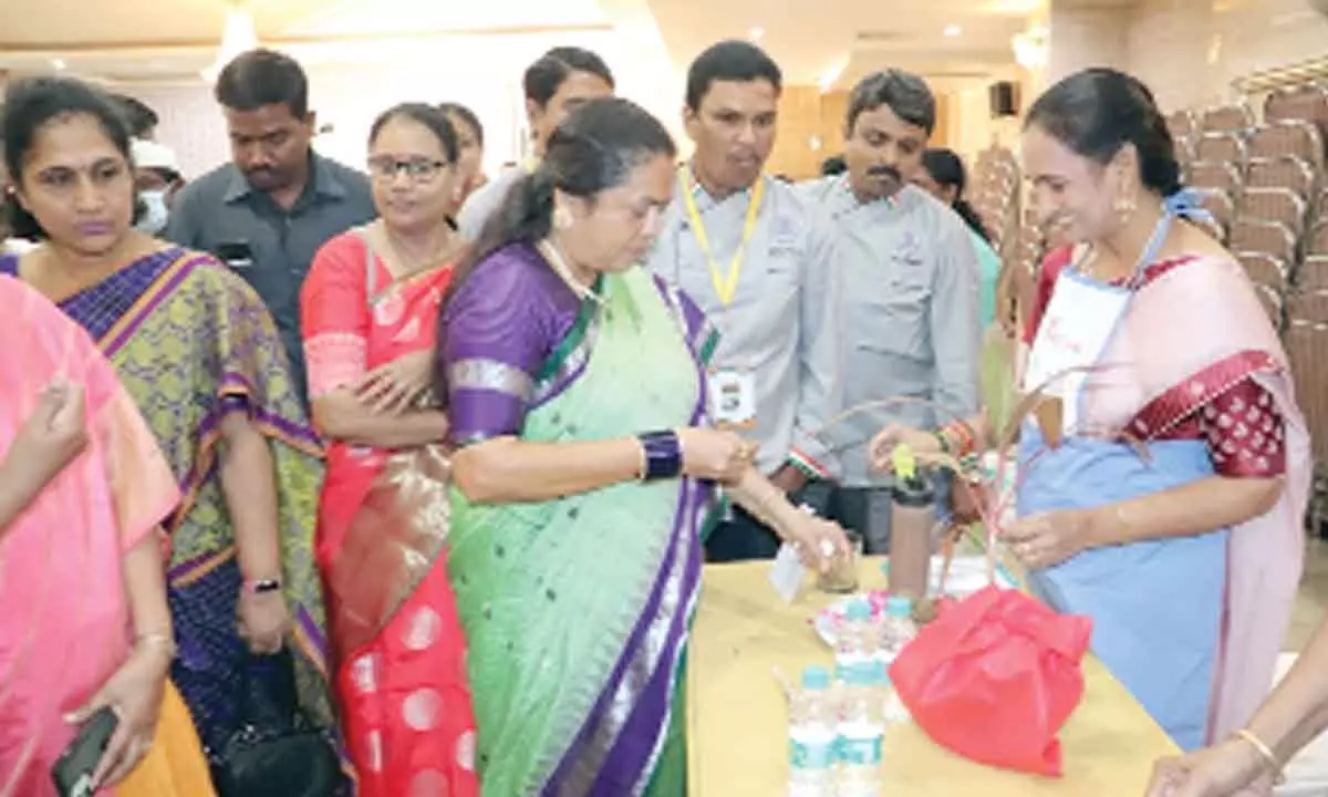 Mayor Gundu Sudharani interacting with the cookery contestants and organisers in Warangal on Monday
