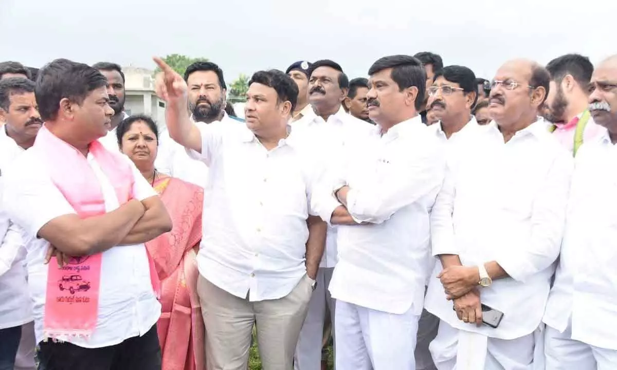 Minister Vemula Prashant Reddy, RTC Chairman Bajireddy Govardhan, MLA Bigala Ganesh Gupta, District TRS Party President Jeevan Reddy MLCs visited   public meeting grounds during the visit of CM KCR on September 5 in Nizamabad districtExamined.