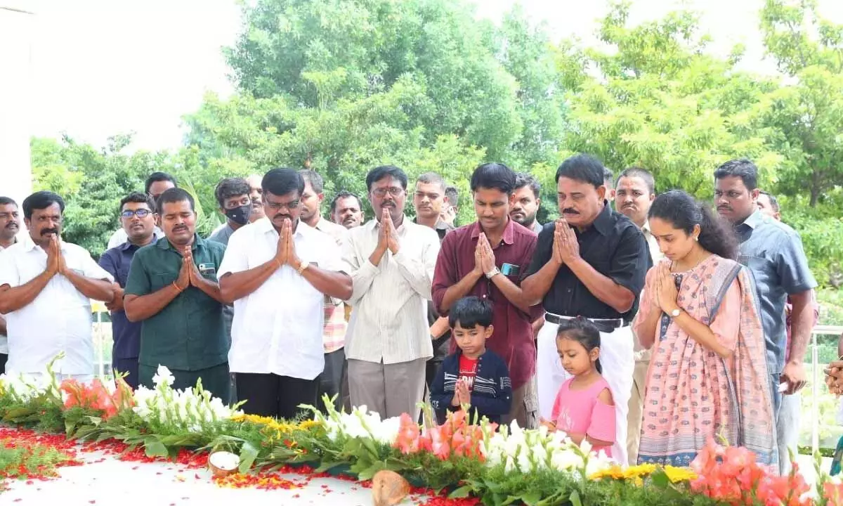 Former Minister Palle Raghunatha Reddy and his family members paying tributes to Palle Uma at her memorial in Anantapur on Tuesday
