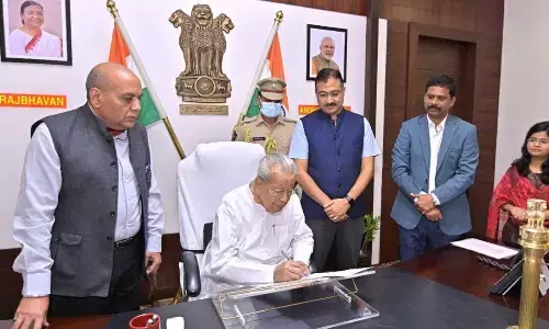 Governor Biswabhusan Harichandan linking Aadhaar to voter ID at Raj Bhavan in Vijayawada on Tuesday