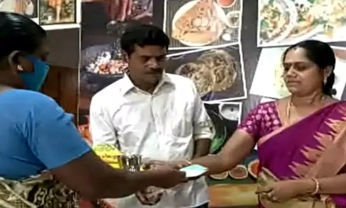 This Erode couple provides food for Re 1 at a govt hospital (Credits: News18)