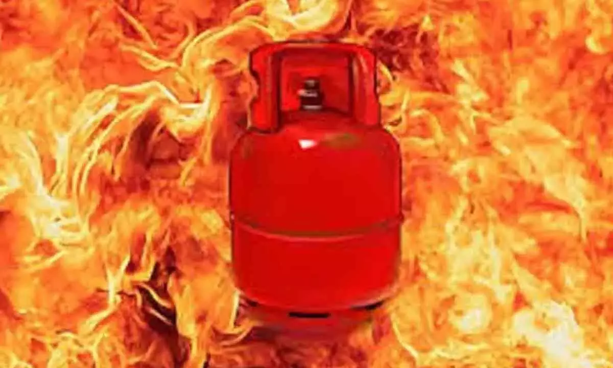 Fire breaks out in a lorry carrying LPG cylinders in Prakasam, no casualties