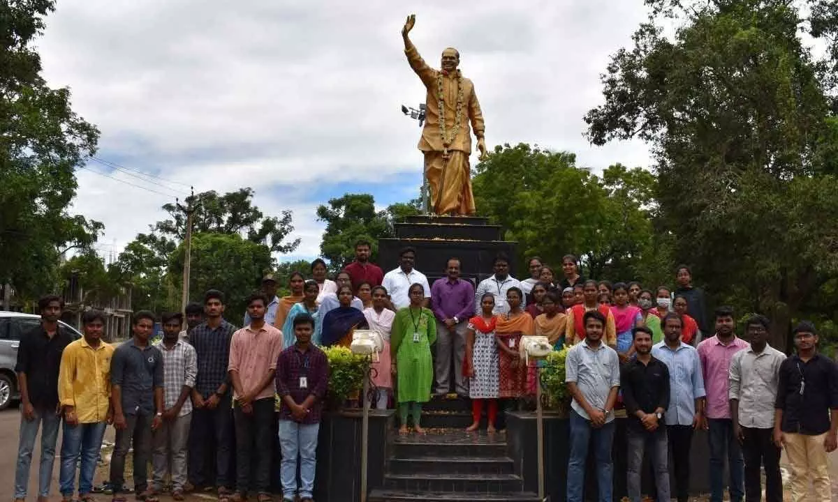 JNTU-K Vice-Chancellor Prof GVR Prasad Raju and others paying tributes to YS Rajasekhara Reddy in the university campus in Kakinada on Friday