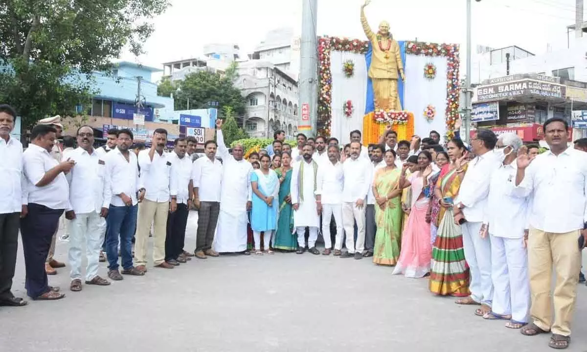 The cadres of Congress and YSRC parties paying rich floral tributes to former Chief Minister Dr YS Rajasekhar Reddy on the occasion of his 13th death anniversary, in Kurnool on Friday.