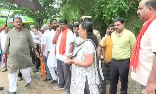 BJP MLA abuses woman, AAP rushes to her rescue