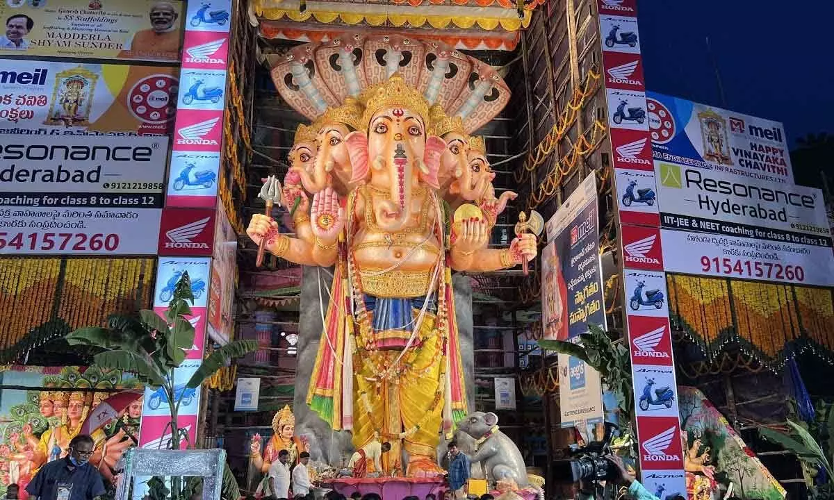 Hyderabad: Heavy traffic snarls witnessed as devotees throng Khairatabad Ganesh pandal