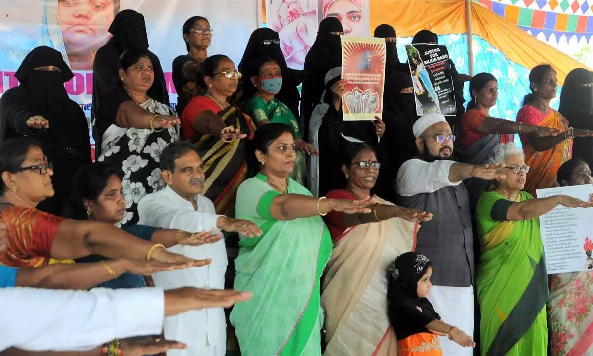 Members of Dignity for Women AP JAC and Minority Hakkula Parirakshana Samithi staging a protest at Dharna Chowk in Vijayawada on Sunday