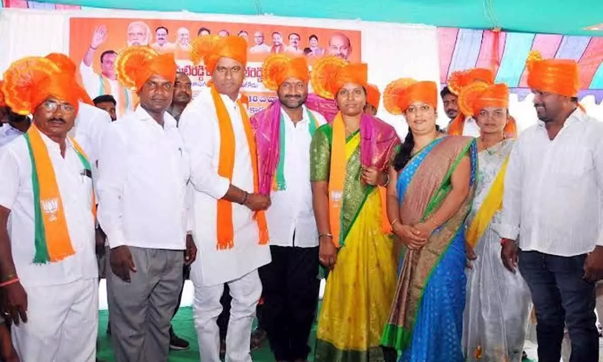 Former MLA Rajagopal Reddy welcoming independent councillor Kamishetti Sailaja couple into the BJP fold in Choutuppal on Monday