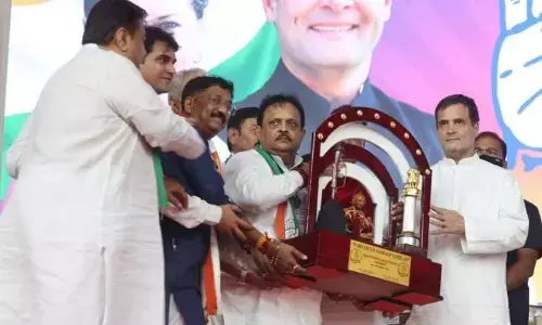 Rahul plays Sardar Patel card in Gujarat to woo voters in the Assembly