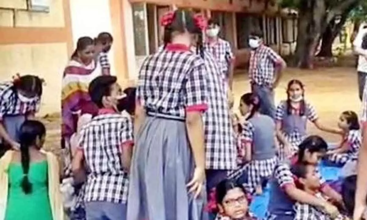 Kakinada: Kendriya Vidyalaya Students collapsed due to suffocation