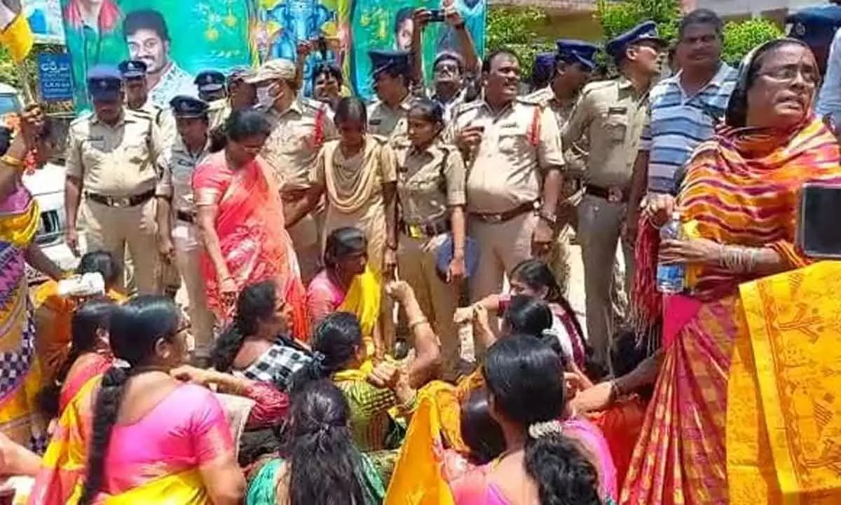TDP women wing tries to besiege Kodali Nanis residence in Gudivada, arrested