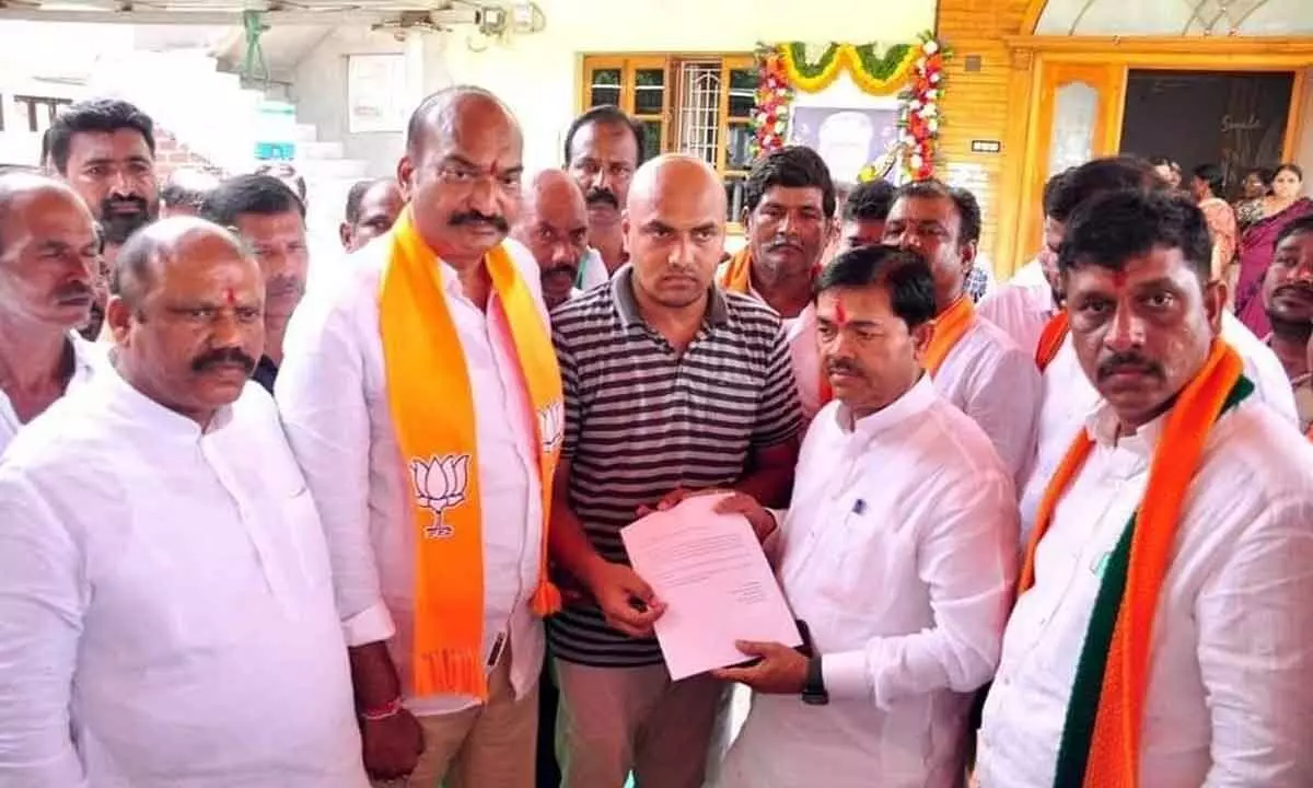 Union Minister of State for Cooperation BL Verma, BJP district president Galla Satyanarayana and other leaders consoling family of deceased TRS leader Krishnaiah during the recent visit  at Teldharpally in Khammam district