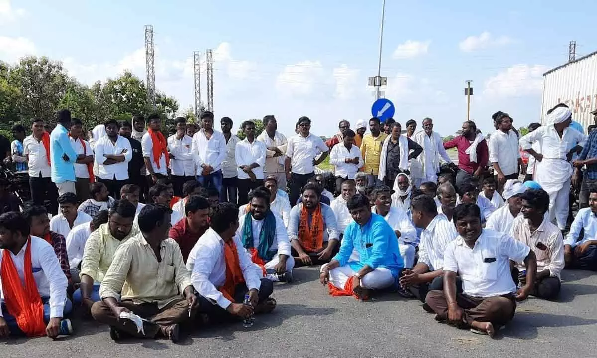 Lingayat Samaj leaders and activists staging rasta roko at old bus stand in Madnoor on Tuesday