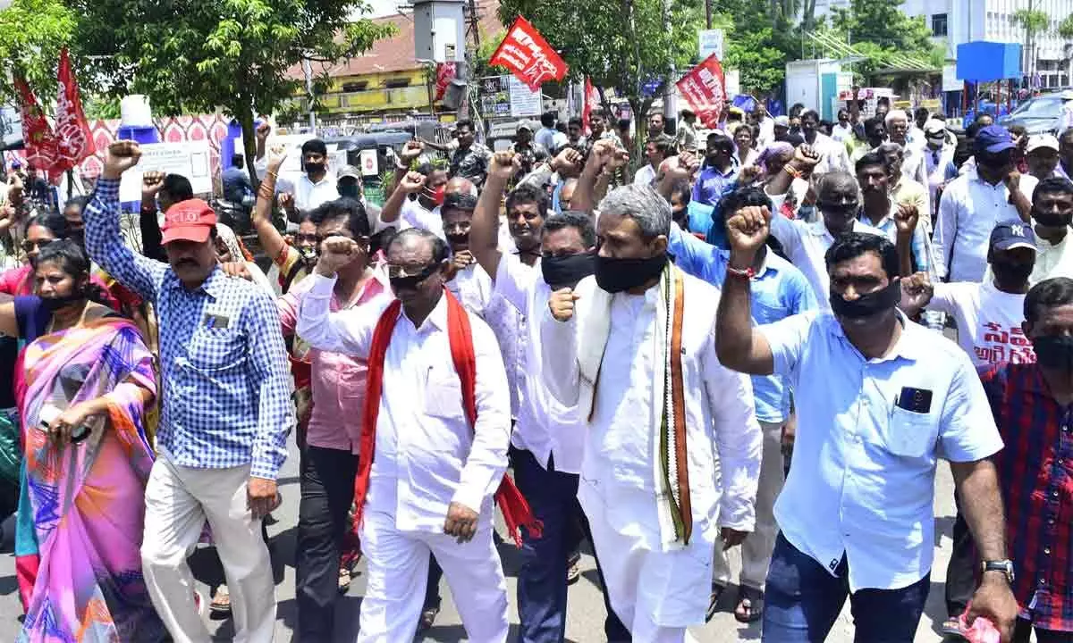 AgriGold victims taking out a rally from CPI State office to Dharna Chowk in Vijayawada on Tuesday