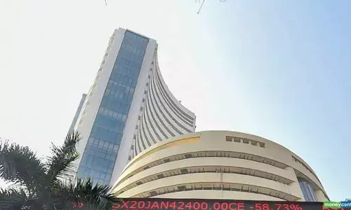 Rate hike fears hit banking, auto stocks