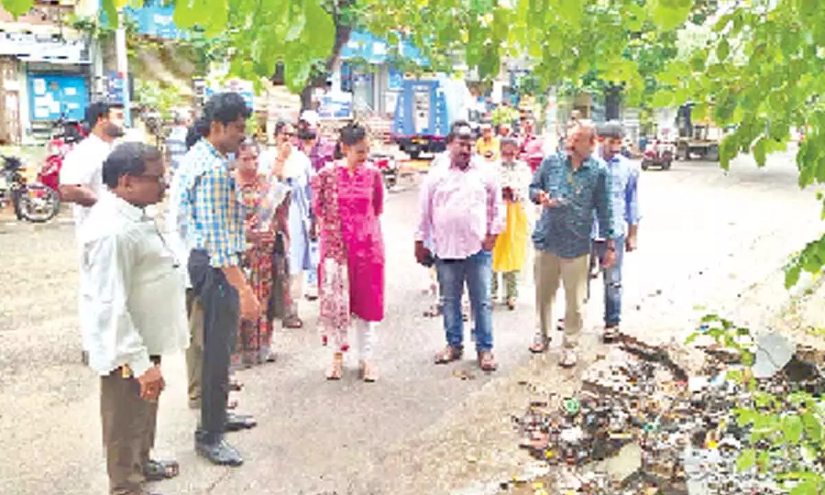 Municipal Commissioner Anupama Anajali along with officials inspecting footpaths from Annarao Circle to Kapilatheertham in Tirupati on Thursday.