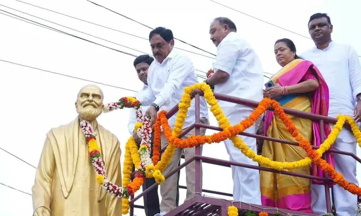 Minister for Panchayat Raj and Rural Development Errabelli Dayakar Rao garlanding the statue of Kaloji at Nakkalagutta in Hanumakonda on Friday