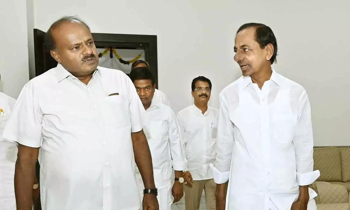 Chief Minister K Chandrashekar Rao with former Karnataka CM  HD Kumaraswamy at Pragathi Bhavan in Hyderabad on Sunday