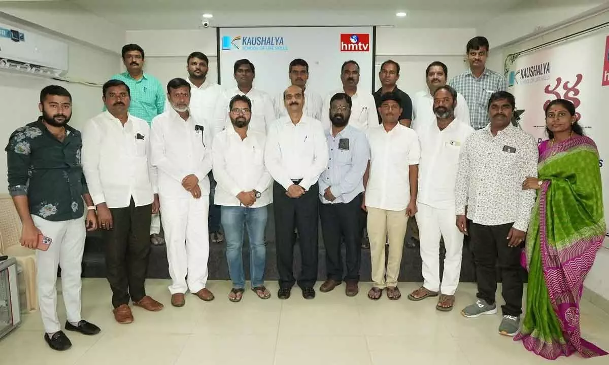 The Director, Kapil Group and the faculty of the Vaktha programme D Bal Reddy with 106th batch of participants in Hyderabad