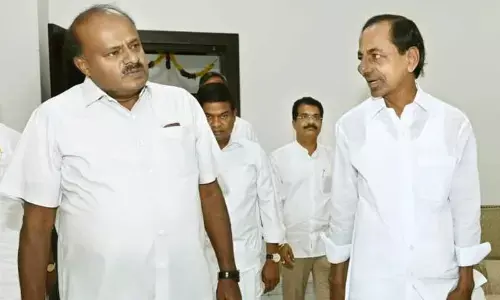 HD Kumaraswamy calls on CM KCR