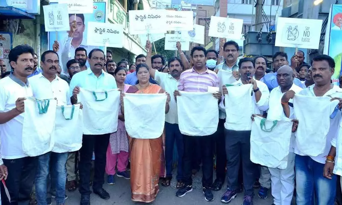 GVMC Commissioner G Lakshmisha, Mayor G Hari Venkata Kumari, among others, at an awareness drive against plastic in Visakhapatnam