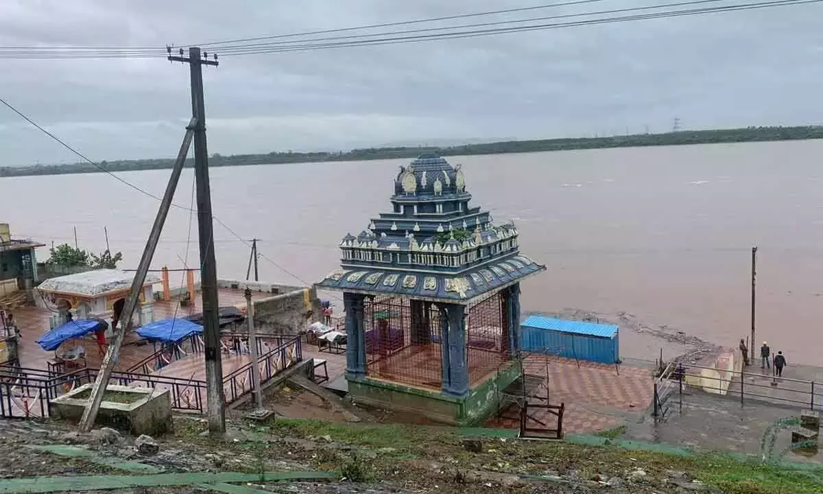 Water levels in River Godavari rises in Bhadrachalam