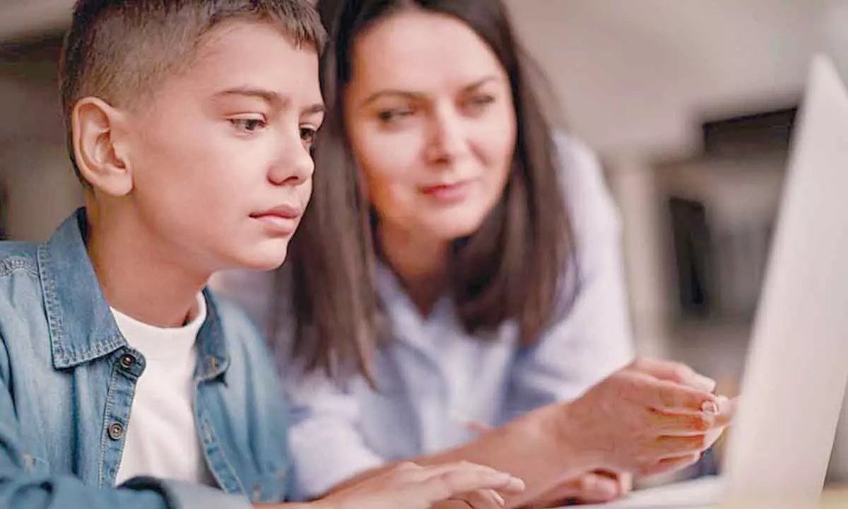 How can parents help their children navigate online learning challenges?