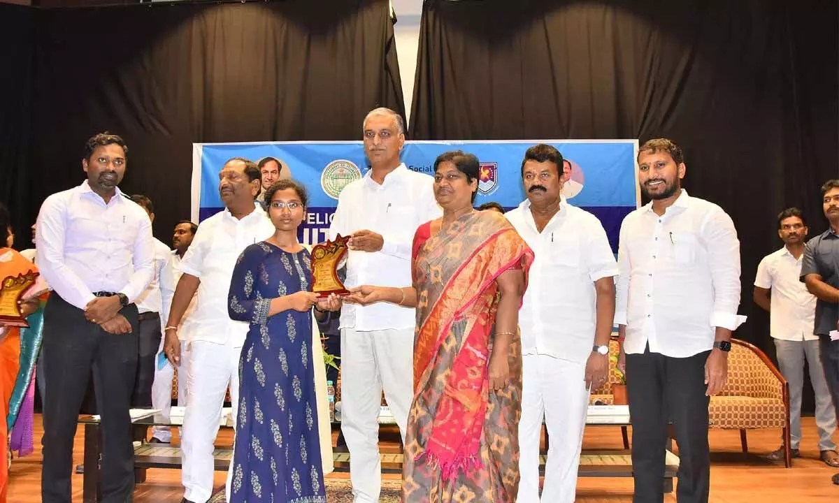 Ministers Koppula Eshwar, Harish Rao and Srinivas Yadav felicitating residential institutions students, who came out with flying colours in the NEET, JEE Mains and Advanced entrance exams of 2022 at MCR HRD in Hyderabad on Wednesday.