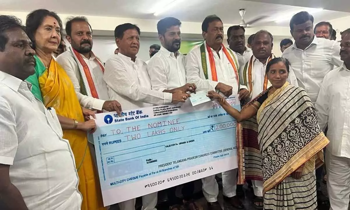 Congress gives Rs 2L insurance cheques to deceased members’ families