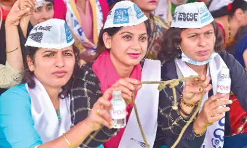 AAP protests at Vidhana Soudha demands resignation of Sriramulu