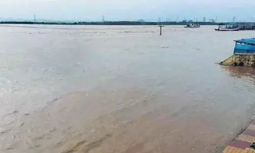 Godavari flood starts receding but warning continues
