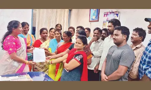 Municipal engineering workers submitting a representation to mayor Gangada Sujatha at Ongole Municipal Corporation on Wednesday