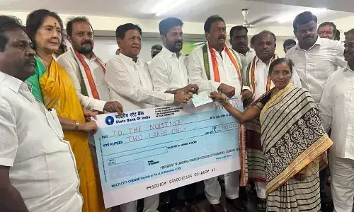 Congress gives Rs 2L insurance cheques to deceased members’ families