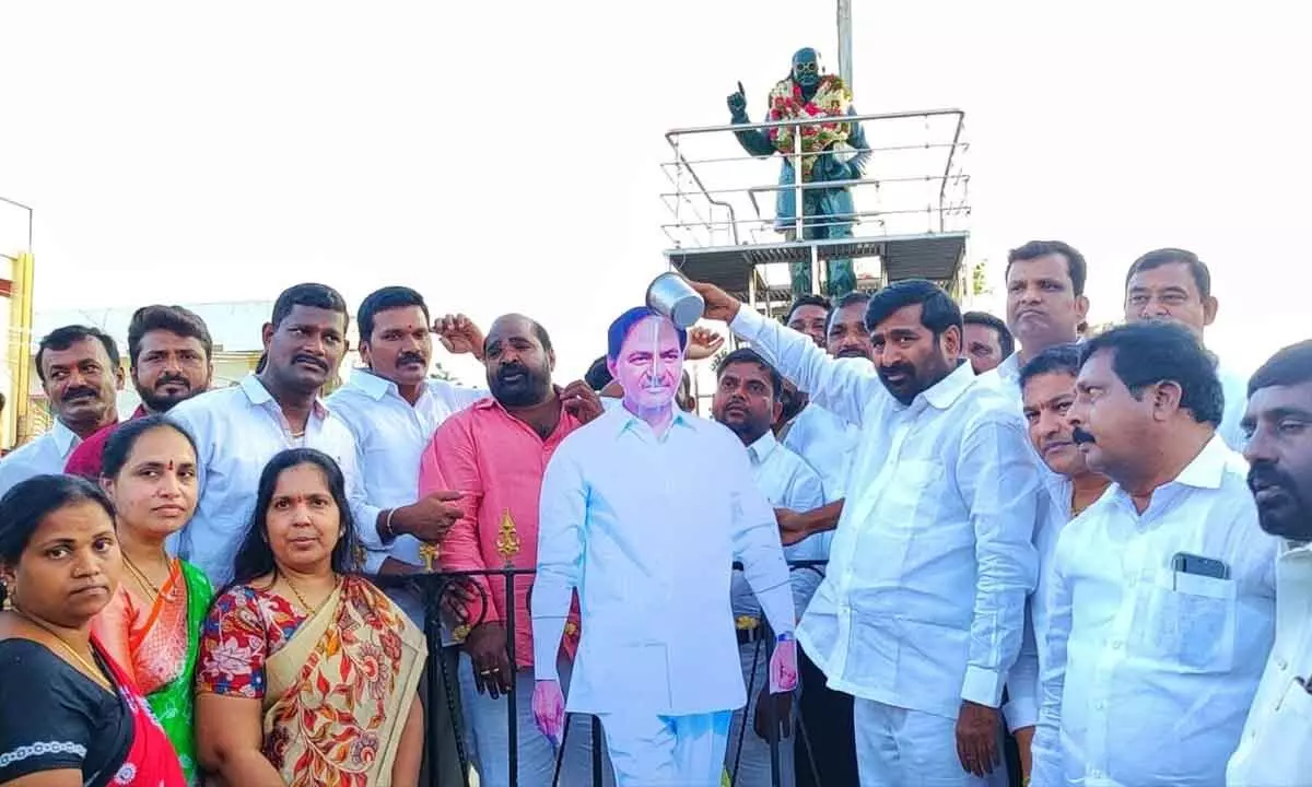 Minister for Energy G Jagadish Reddy and others performing ‘Ksheerabhishekam’ to the portrait of CM KCR in Suryapet on Thursday.