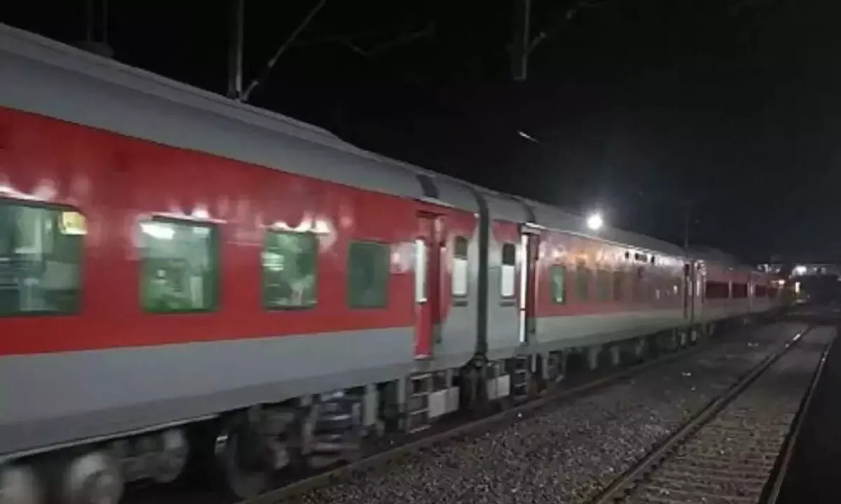 Shirdi express train escapes major accident at Eluru after a snap in coupling