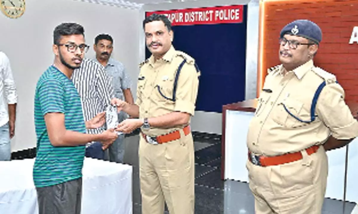 A youth who lost his mobile phone gets it back  from SP Fakirappa in Anantapur